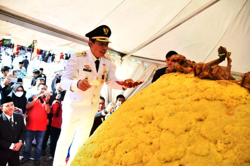 nasi jambar kunyit setinggi 1,5 meter dan berdiameter 2,5 meter