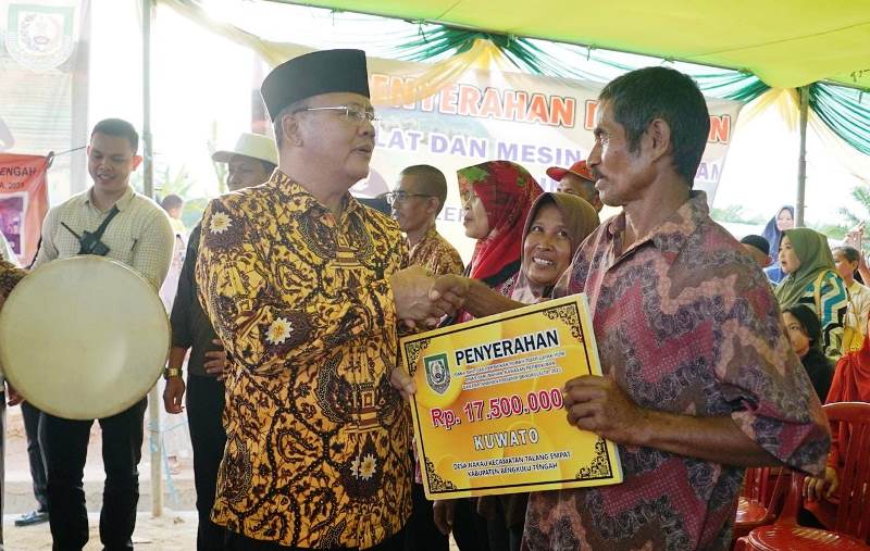 Gubernur Rohidin Mersyah menyerahkan bantuan kepada masyarakat