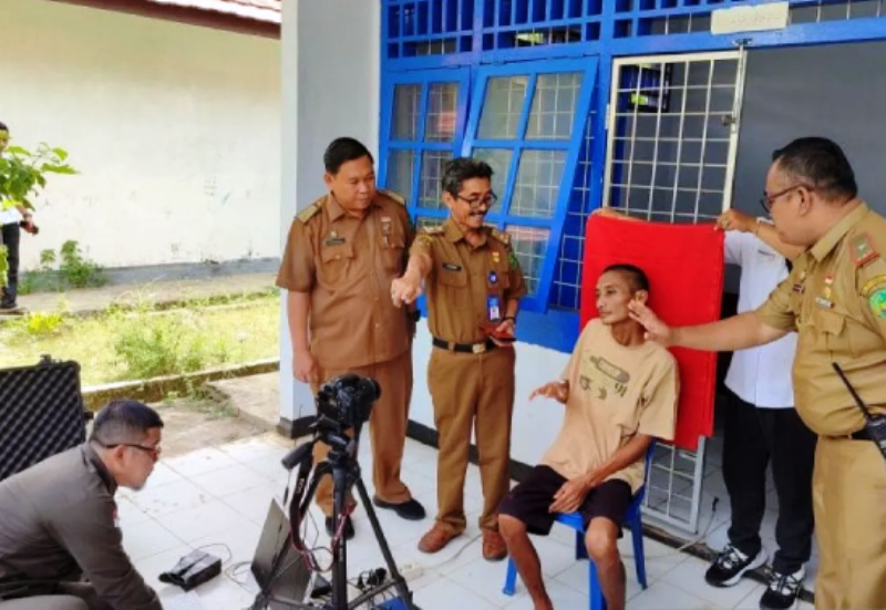 Dinas Kependudukan dan Pencatatan Sipil Kota Bengkulu melakukan perekaman KTP elektronik untuk 50 orang lanjut usia
